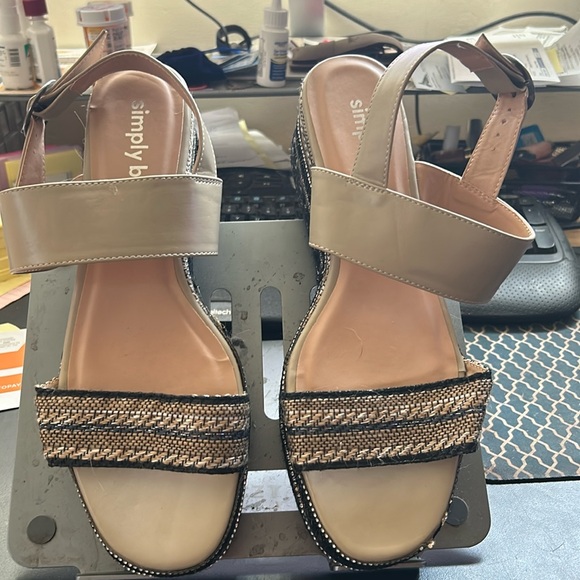 Make An Offer Simple Bee strap sandals 😎 - Picture 1 of 4